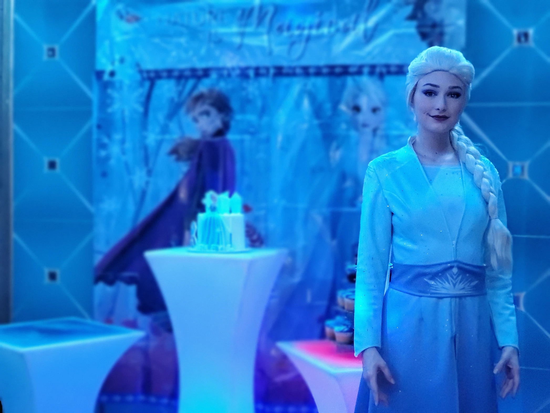 Elsa Impersonator
