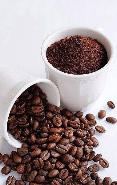 ground and not ground coffee beans in cups